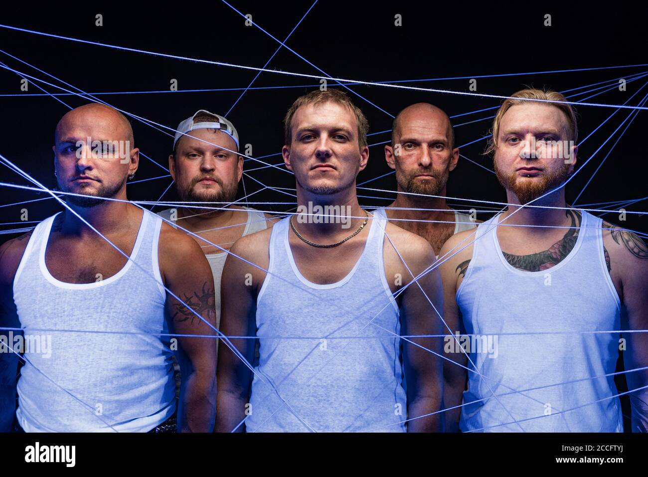 Bild einer Gruppe von Männern in Fäden in Ultraviolett verwickelt Stockfoto