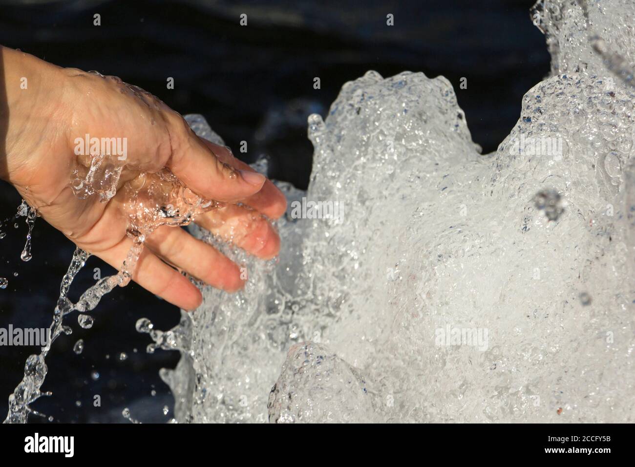 Tourist will sauberes Wasser aus der Quelle trinken. Stockfoto