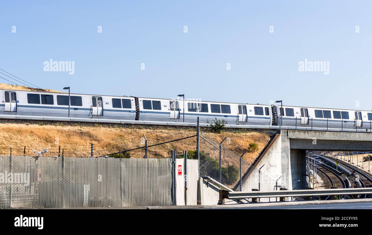 25. Juli 2020 Concord / CA / USA - BART-Zug hielt auf Gleisen an einem Depot, East San Francisco Bay Area Stockfoto
