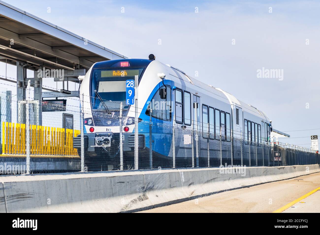25. Juli 2020 Pittsburg / CA / USA - BART Diesel Zug hält auf Schienen an einer Station in East San Francisco Bay Area; BART nach Antioch ist ein Diesel MUL Stockfoto