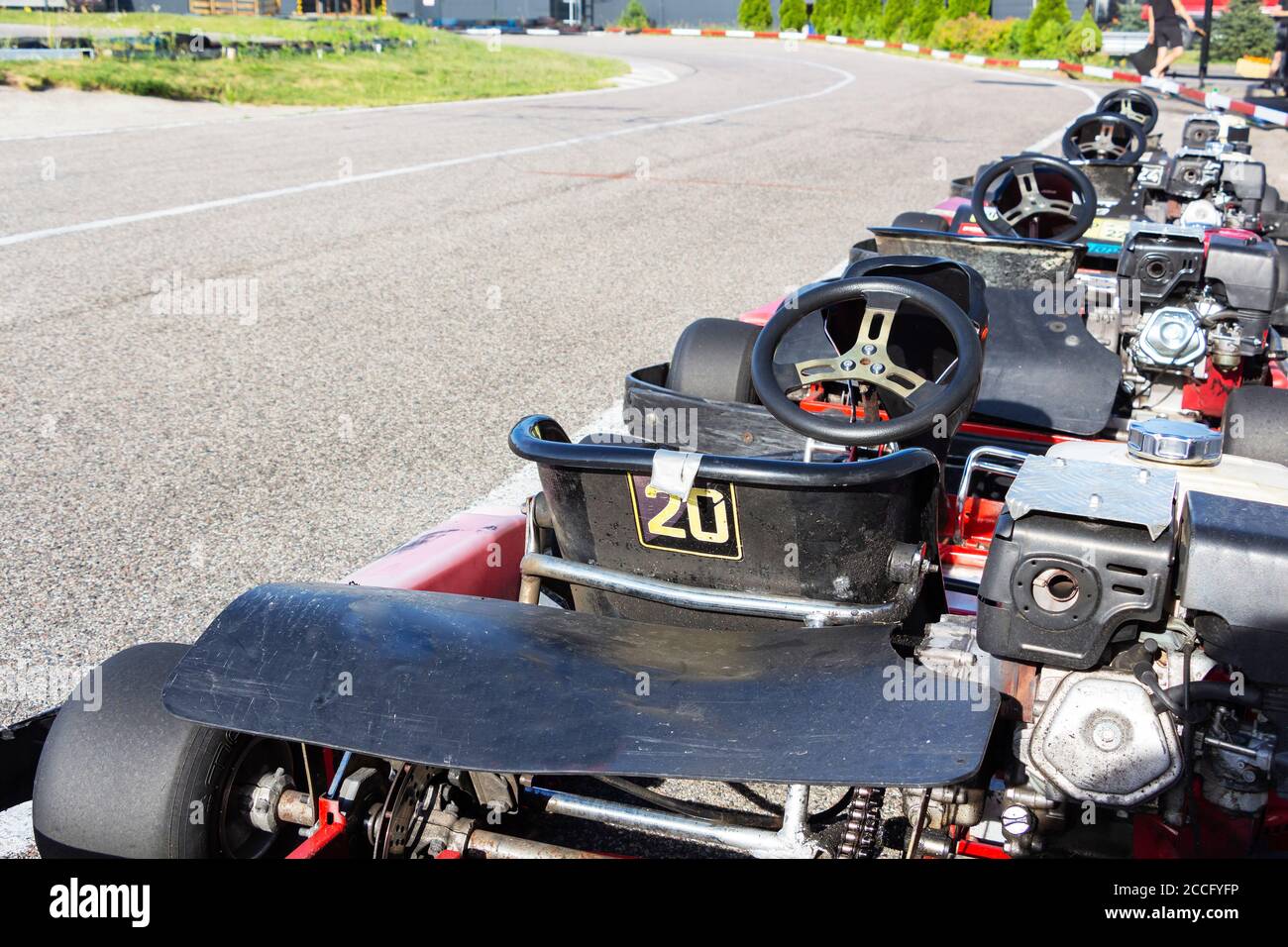 Eine Reihe von kleinen Rennwagen bereit für das Rennen. Stockfoto