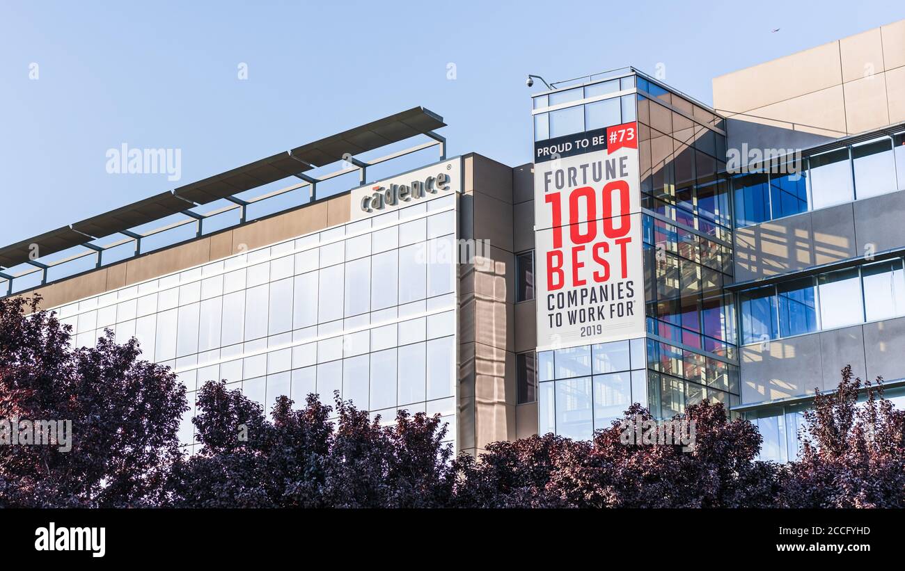 26. Juli 2020 San Jose / CA / USA - Cadence Campus im Silicon Valley; Cadence Design Systems, Inc. Ist ein US-amerikanisches multinationales Elektronikdesign-Auto Stockfoto