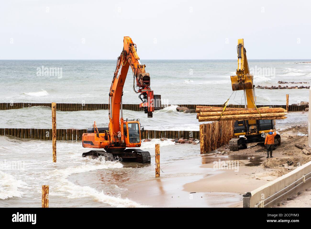 Bau und Stärkung der Küste, Baumaschinen an der Küste. Stockfoto