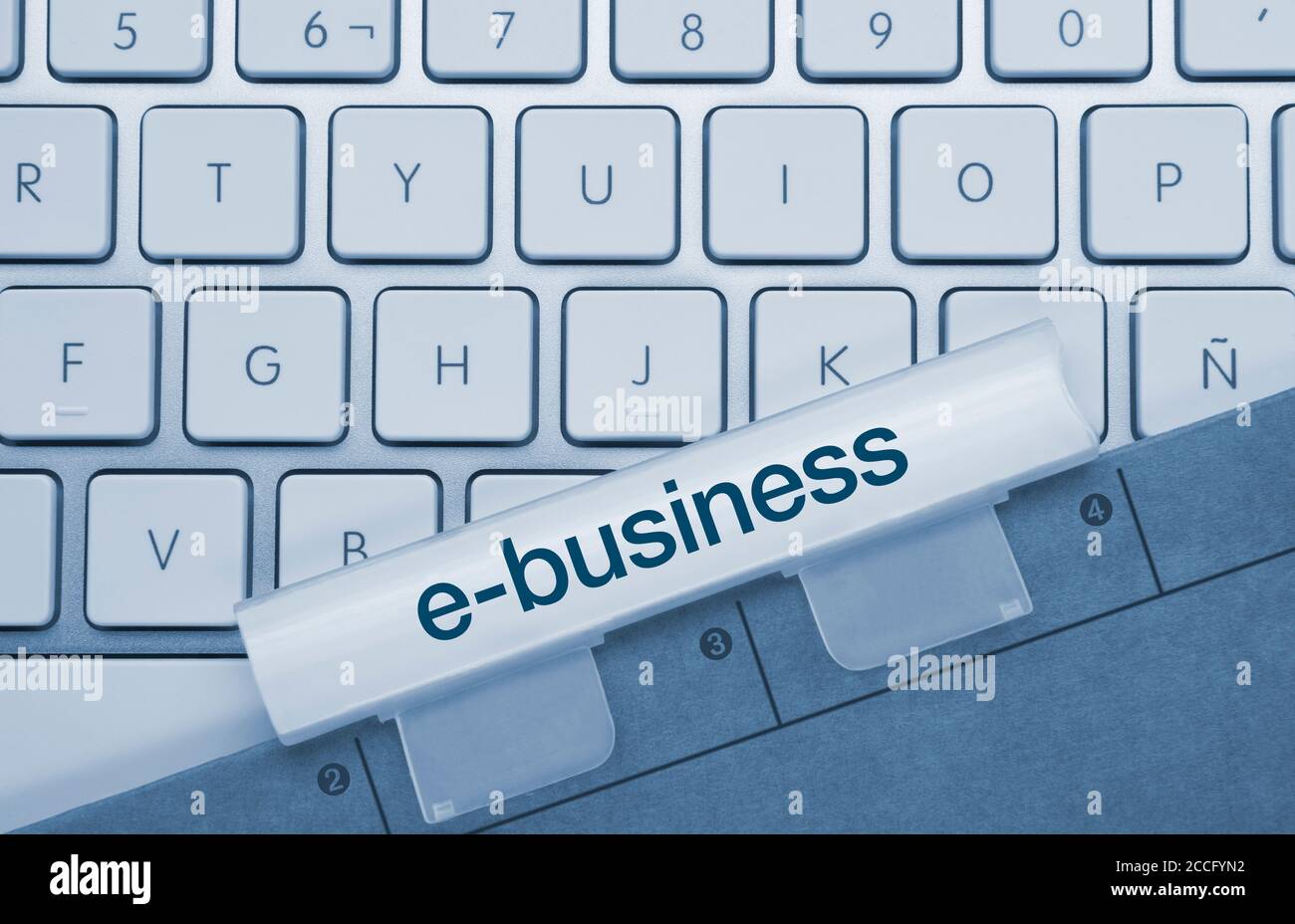 E-Business geschrieben auf Blue Key der metallischen Tastatur. Drücken Sie die Taste mit dem Finger. Stockfoto