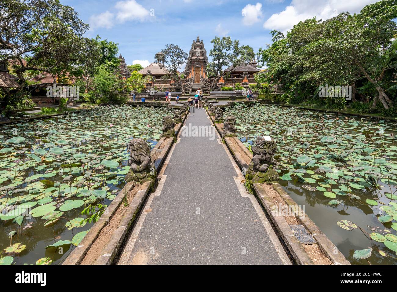 Pura Taman Saraswati, offiziell Pura Taman Kemuda Saraswati, auch bekannt als der Ubud Water Palace, ist ein balinesischer Hindu-Tempel in Ubud, Bali, Indonesien Stockfoto