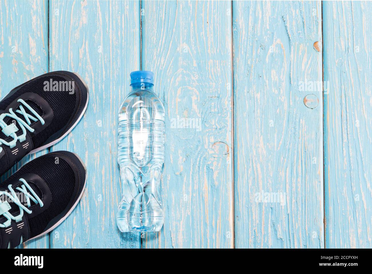 Sportschuhe, Wasserflasche Konzept für gesundes Leben, gesunde Ernährung, Sport und Ernährung Stockfoto
