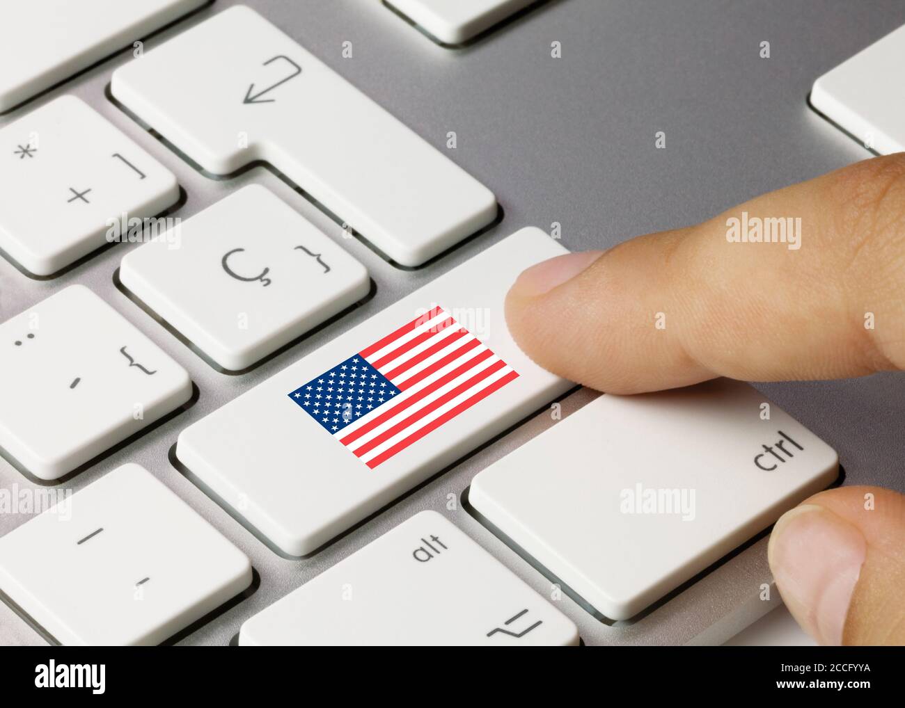EEUU geschrieben auf weißem Schlüssel der metallischen Tastatur. Drücken Sie die Taste mit dem Finger. Stockfoto