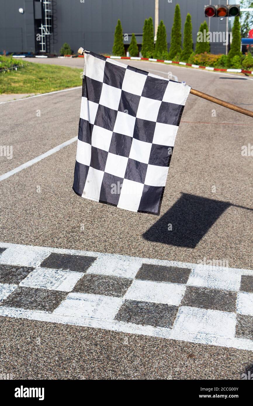 Die Ziellinie und karierte Flagge Rennen. Beenden Sie das Rennen Stockfoto