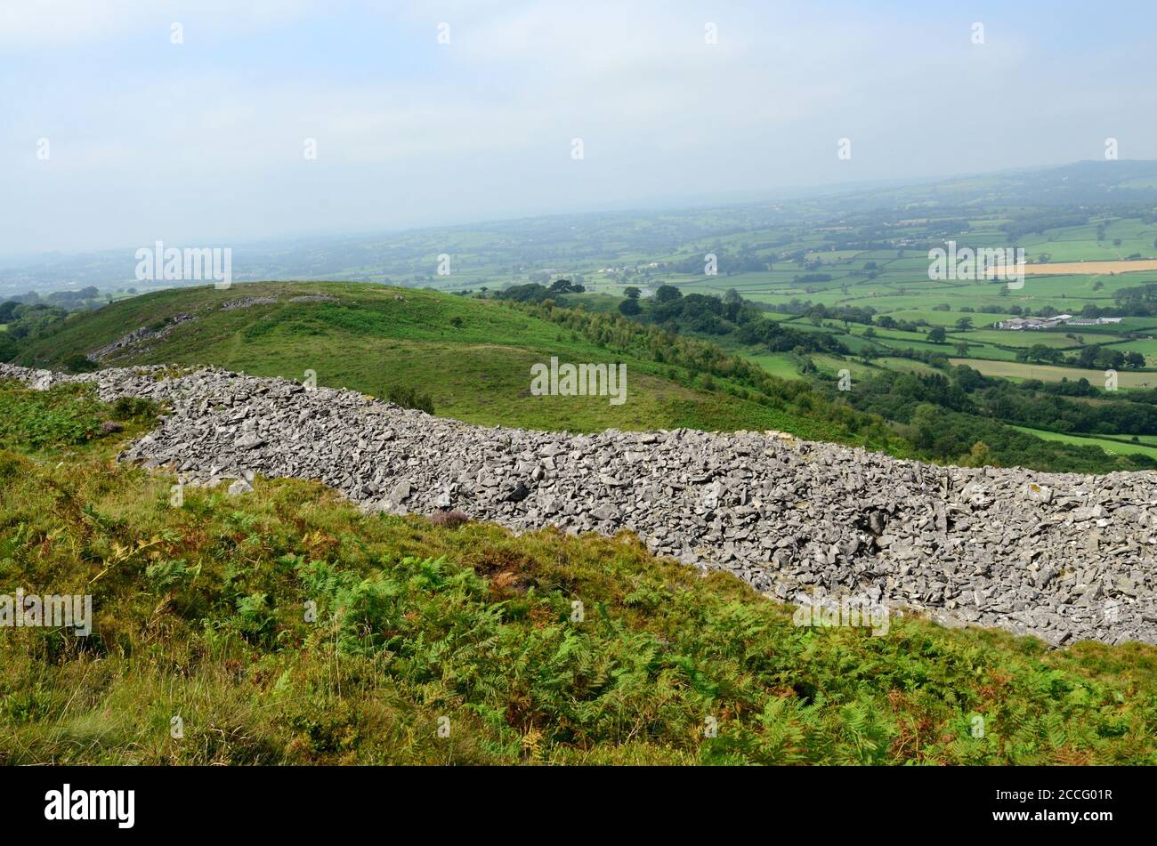 Ausgedehnte Steinmauer von Garn Goch Iron Age Hill fort mit bronzezeitlichen Ursprüngen Black Mountain Carmarthenshire Wales Stockfoto