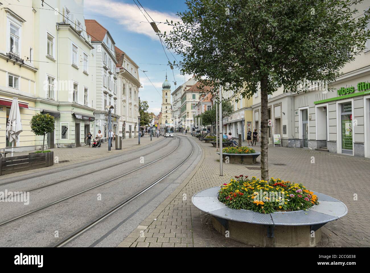 Graz, Österreich. August 2020. Die Straßenbahnlinie in einer Straße im Stadtzentrum Stockfoto