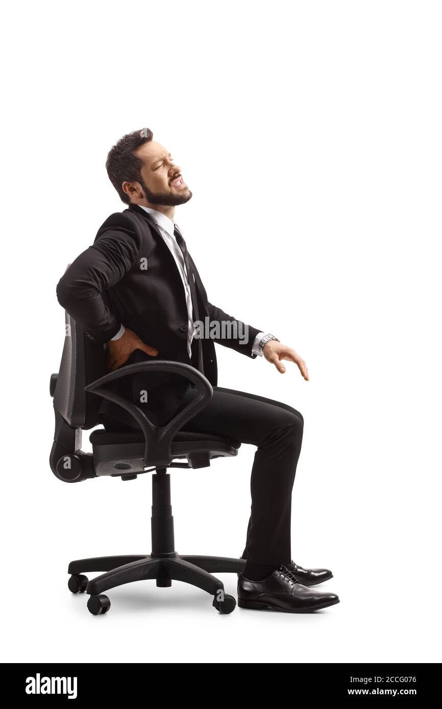 Professionelle Mann bei der Arbeit mit einem schmerzhaften unteren Rücken und Sitzen auf einem Stuhl isoliert auf weißem Hintergrund Stockfoto