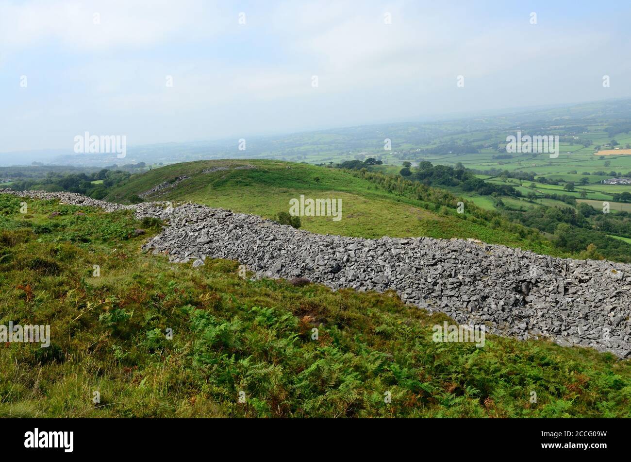 Ausgedehnte Steinmauer von Garn Goch Iron Age Hill fort mit bronzezeitlichen Ursprüngen Black Mountain Carmarthenshire Wales Stockfoto