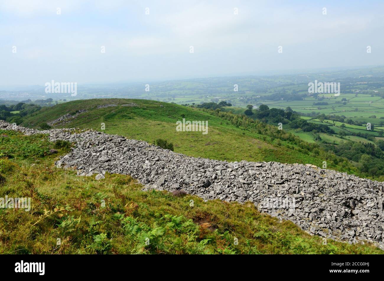 Ausgedehnte Steinmauer von Garn Goch Iron Age Hill fort mit bronzezeitlichen Ursprüngen Black Mountain Carmarthenshire Wales Stockfoto