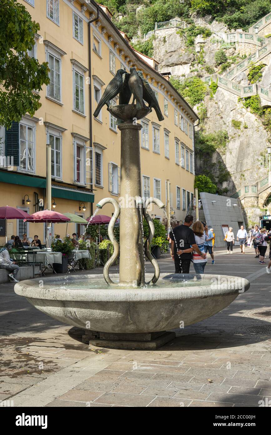 Graz, Österreich. August 2020. Der Brunnen auf dem Schlossberg Platz Stockfoto