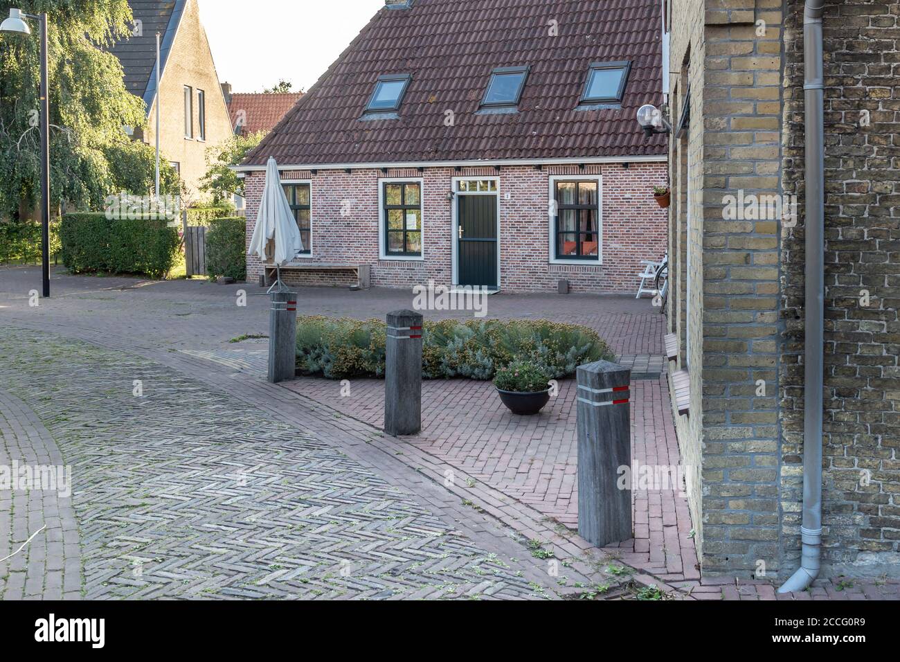 Heeg, Niederlande - 05. August 2020: Alte Häuser in der malerischen alten touristischen Dorf Heeg in Friesland in den Niederlanden Stockfoto