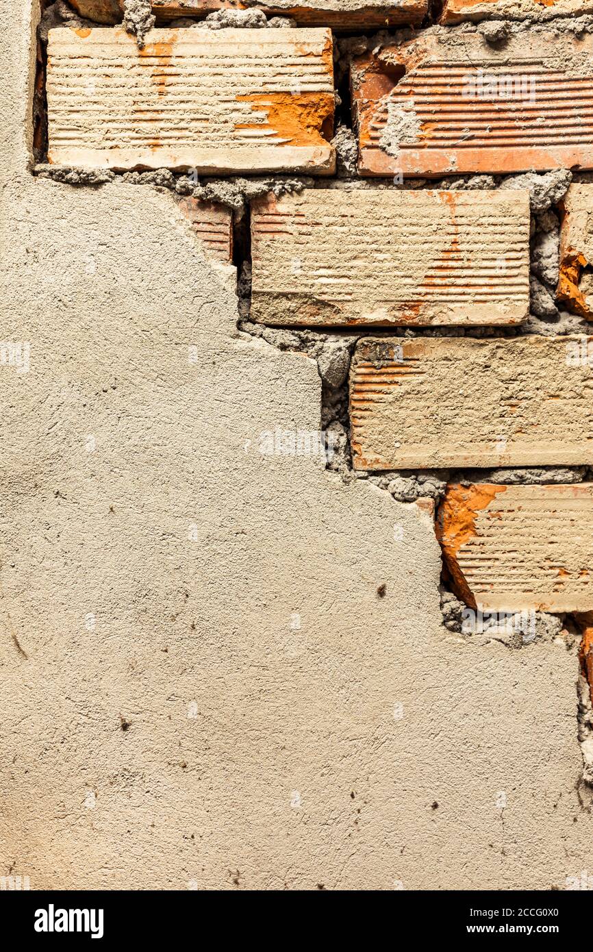 Halbfertig verputzte alte Ziegelmauer Stockfoto