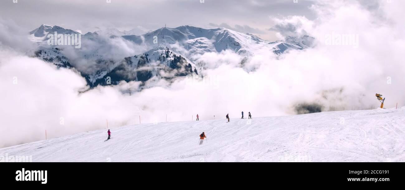 Saalbach, Österreich, Skipiste in aurain Winterresort, Alpen Schnee Berggipfel und Wolken Panorama Banner Stockfoto