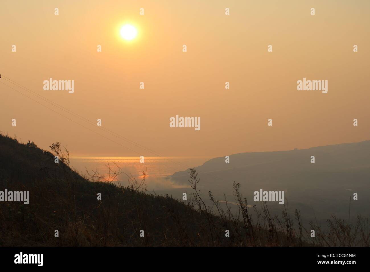 22. August 2020, Santa Cruz/Davenport, California, USA: CZU Lightning Complex Feuer: Highway 1 nördlich von Santa Cruz: .Rauchembers wieder entzündet gegen Sonnenuntergang am 21. August, nachdem das Feuer Dutzende von Häusern zerstört gestern auf der malerischen Strecke des Highway 1, aka Cabrillo Highway, zwischen den Städten Santa Cruz und Pescadero, Eine landschaftlich schöne 35 Meilen oder 56 km lange Fahrt entlang des Pazifischen Ozeans, der durch Rauch getrübt, evakuiert und stillgelegt wurde.von der Küste entlang der Rückseite des Big Basin State Park, in der Nähe der Last Chance Road, Anfang dieser Woche standen die Bewohner an vorderster Front für drei aufeinander folgende Brände Stockfoto