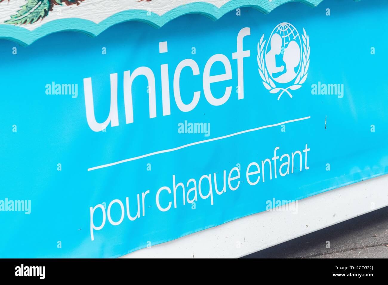Blaues UNICEF-Banner, Paris, Frankreich. International Children's Emergency Fund der Vereinten Nationen. 'Pour chaque enfant' (für jedes Kind). Stockfoto