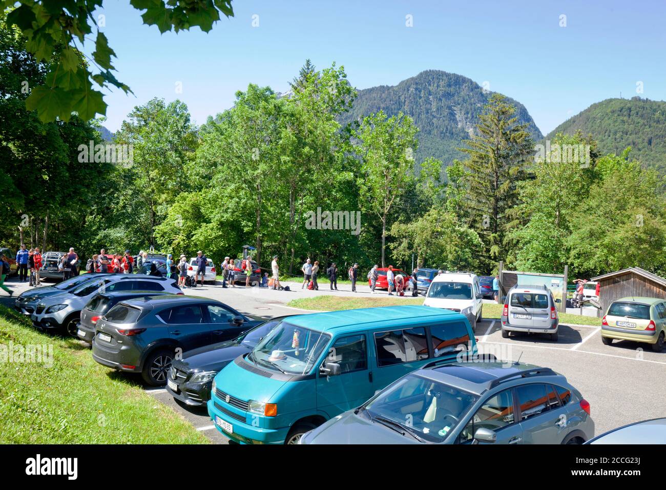 Ansturm der Besucher auf die Seilbahn zum Karwendel Stockfoto