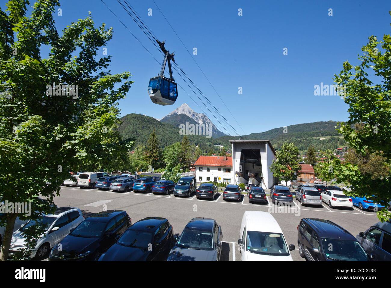 Ansturm der Besucher auf die Seilbahn zum Karwendel Stockfoto
