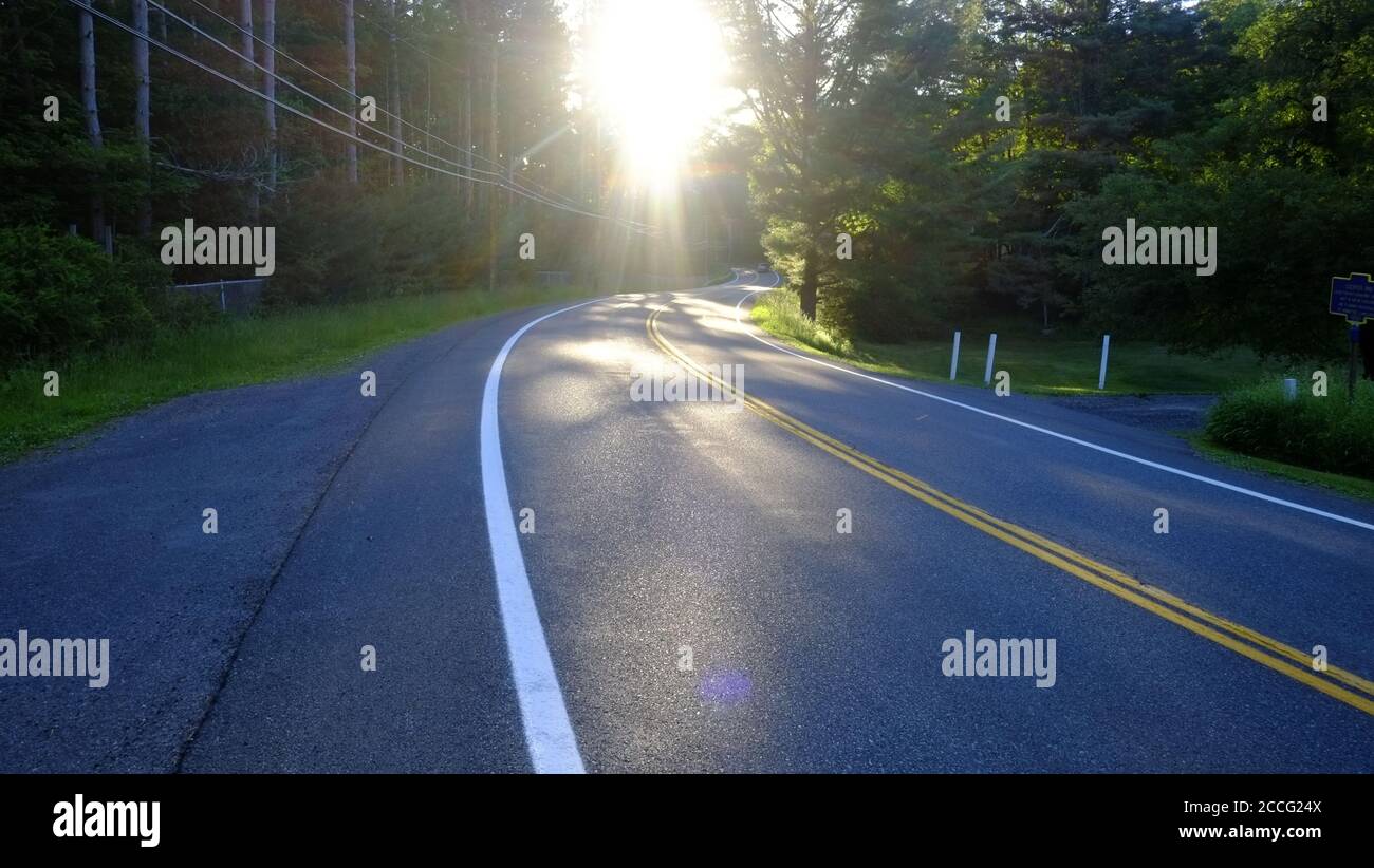 New York State Route 212 bei Sonnenaufgang. Lake Hill, NY Stockfoto