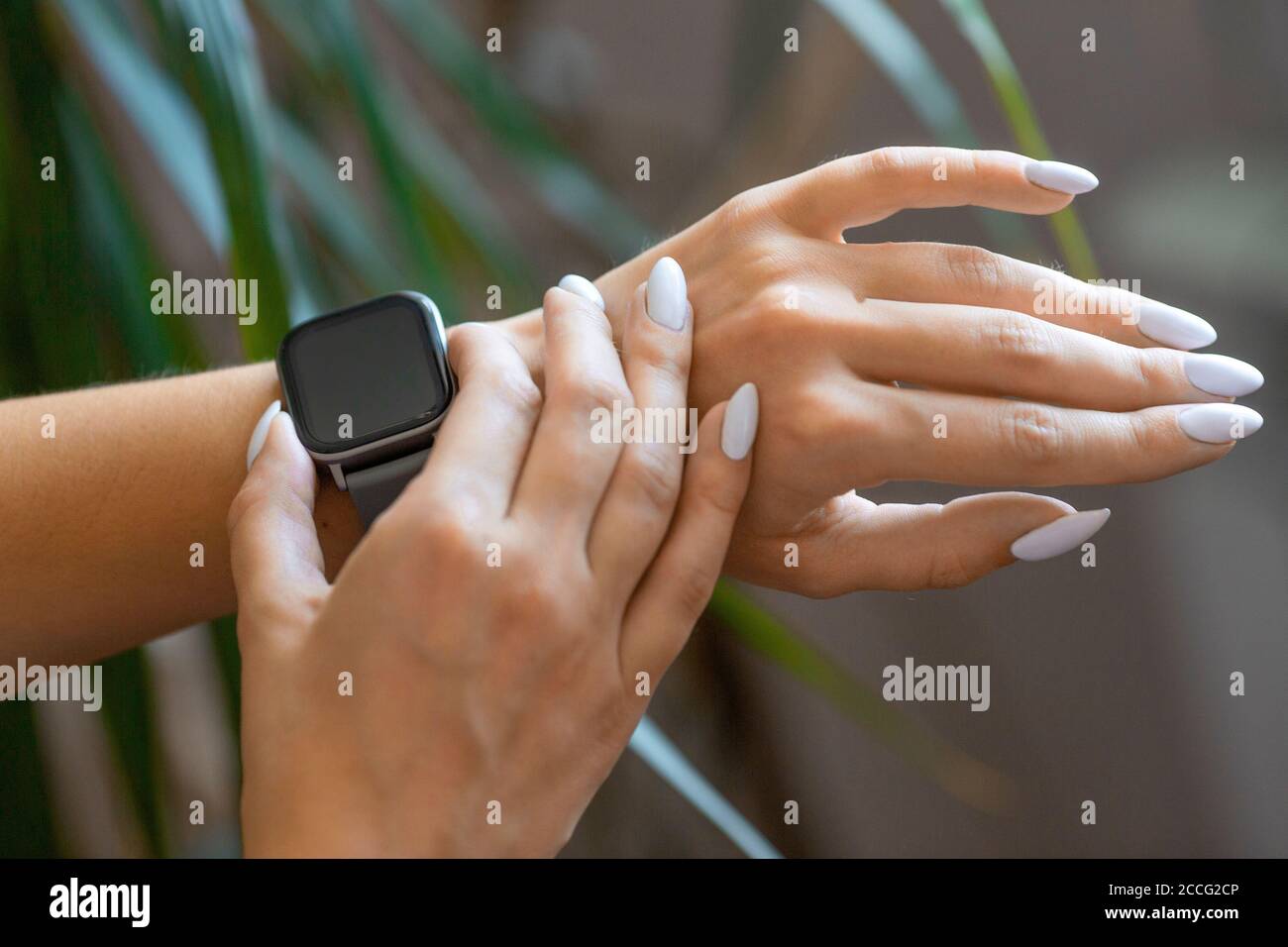 Nahaufnahme einer weiblichen Hand mit Smartwatch. Stockfoto