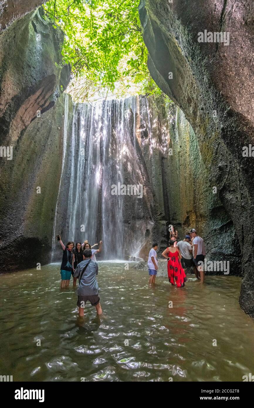 Tukad Cepung Wasserfall ist ein herrlicher Wasserfall innerhalb eines kleinen Höhlensystems und ist eine beliebte Touristenattraktion in Bali. Die Lichtschächte und Wasser s Stockfoto