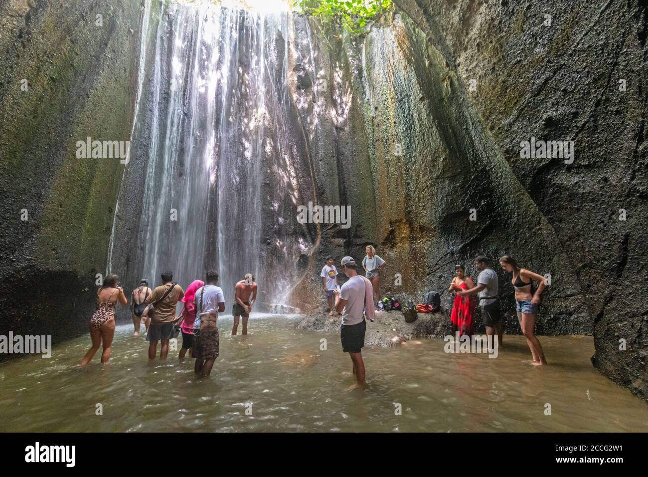 Tukad Cepung Wasserfall ist ein herrlicher Wasserfall innerhalb eines kleinen Höhlensystems und ist eine beliebte Touristenattraktion in Bali. Die Lichtschächte und Wasser s Stockfoto