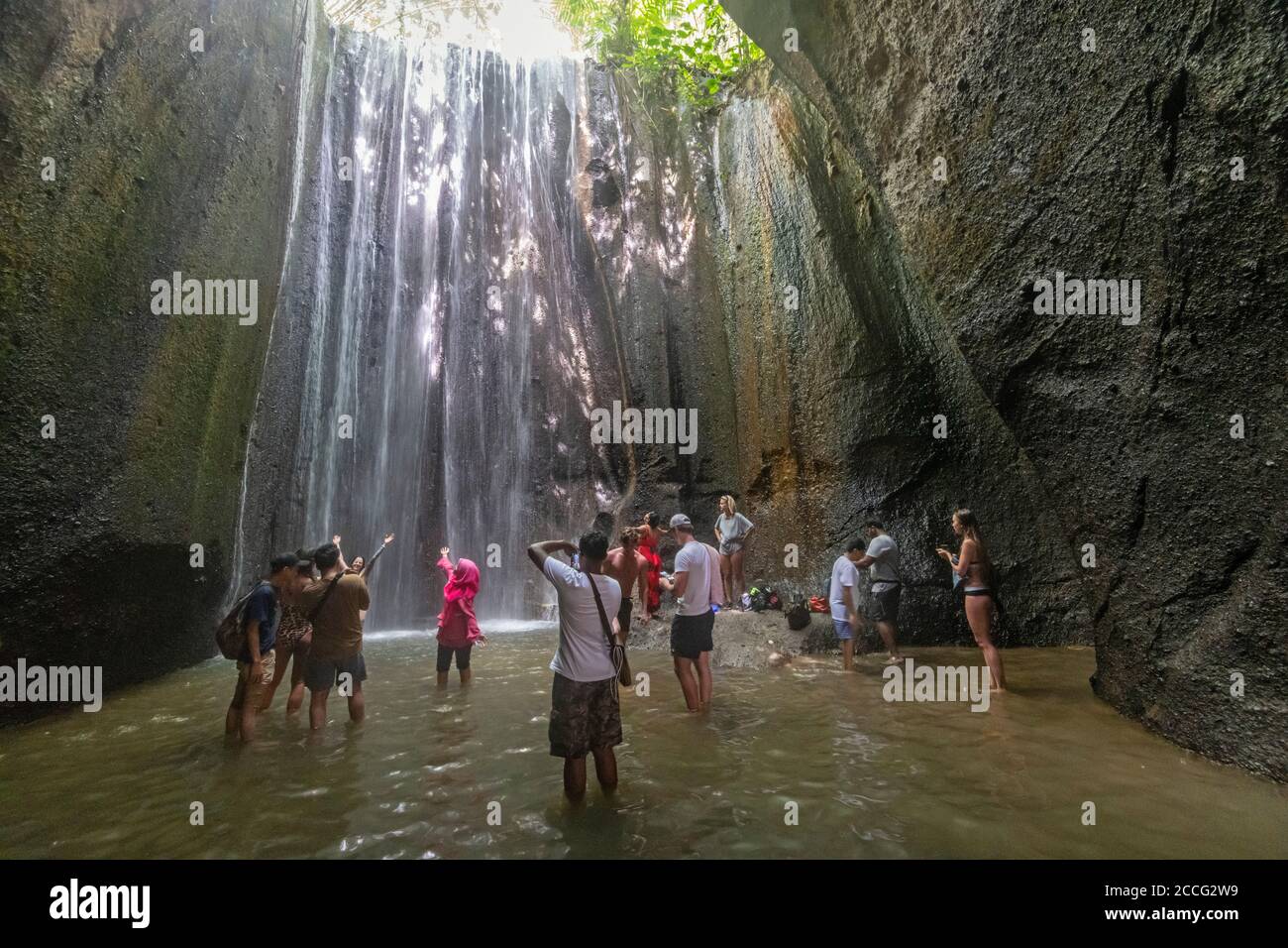 Tukad Cepung Wasserfall ist ein herrlicher Wasserfall innerhalb eines kleinen Höhlensystems und ist eine beliebte Touristenattraktion in Bali. Die Lichtschächte und Wasser s Stockfoto