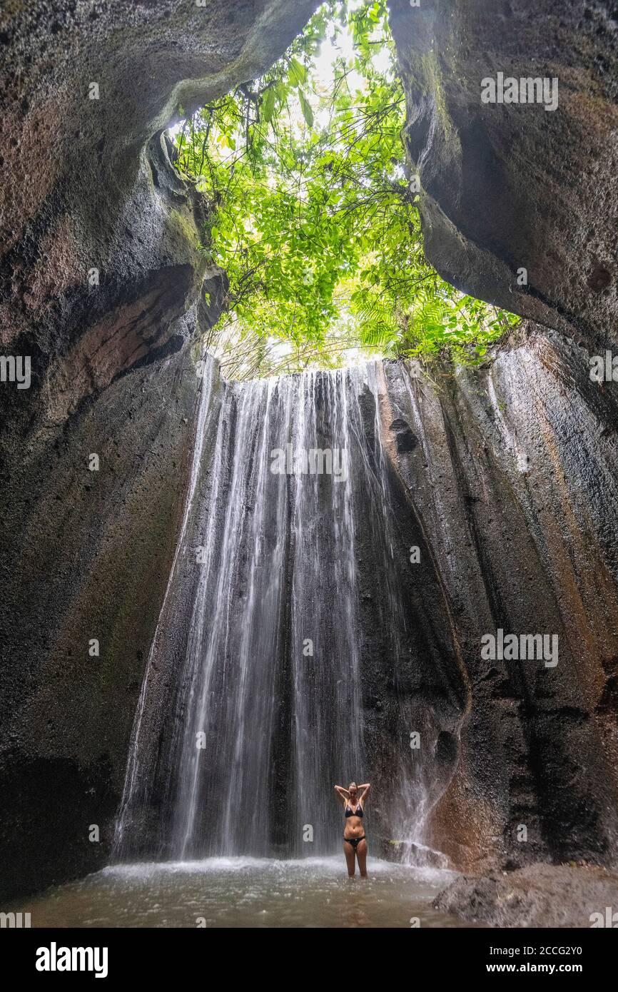 Tukad Cepung Wasserfall ist ein herrlicher Wasserfall innerhalb eines kleinen Höhlensystems und ist eine beliebte Touristenattraktion in Bali. Die Lichtschächte und Wasser s Stockfoto