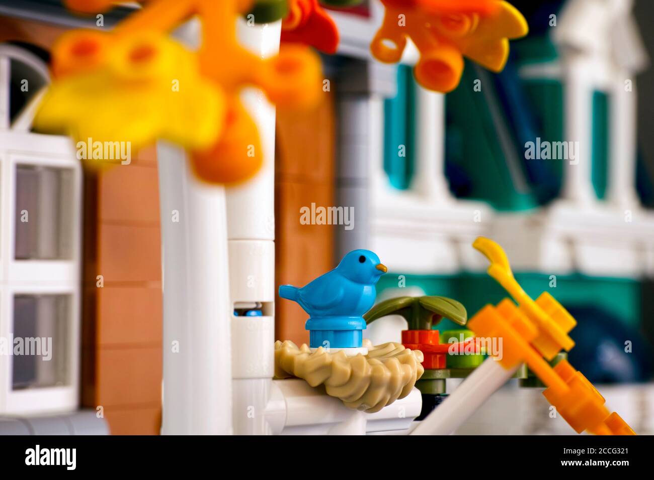 Tambow, Russische Föderation - 26. Juni 2020 Lego blauer Vogel im Nest auf einem Baum Stockfoto