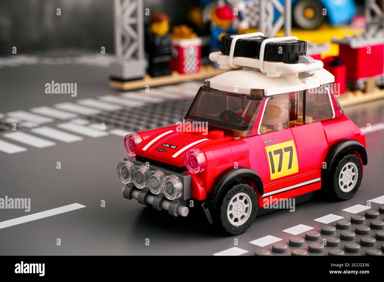 Tambov, Russische Föderation - 18. August 2019 Lego 1967 Mini Cooper S Rallye-Auto von LEGO Speed Champions auf der Straße Grundplatte in der Nähe der Boxenstopp-Station. Studio Stockfoto