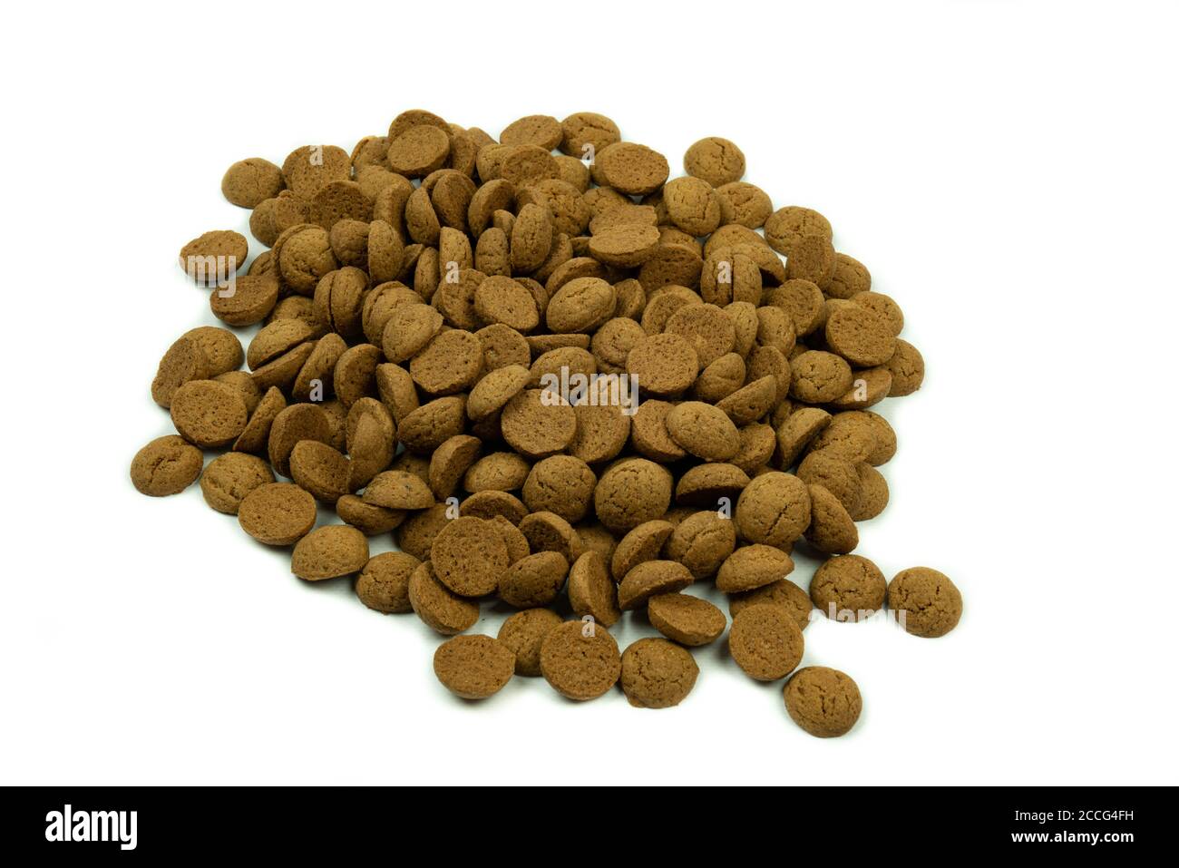 Traditionelle holländische gebackene Pepernoten auf weißem Hintergrund mit Kopierraum. Leckereien, die Kinder mit sint Nicolas gegeben werden Stockfoto