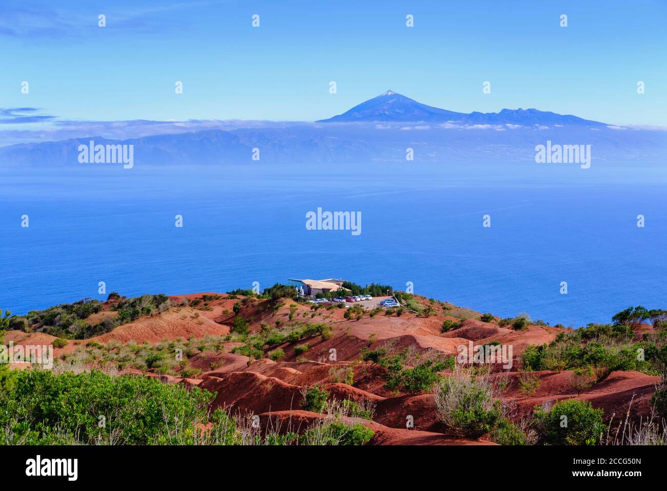 Aussichtspunkt Mirador de Abrante, bei Agulo, La Gomera, hinter dem Vulkan Teide auf Teneriffa, Kanarische Inseln, Spanien Stockfoto