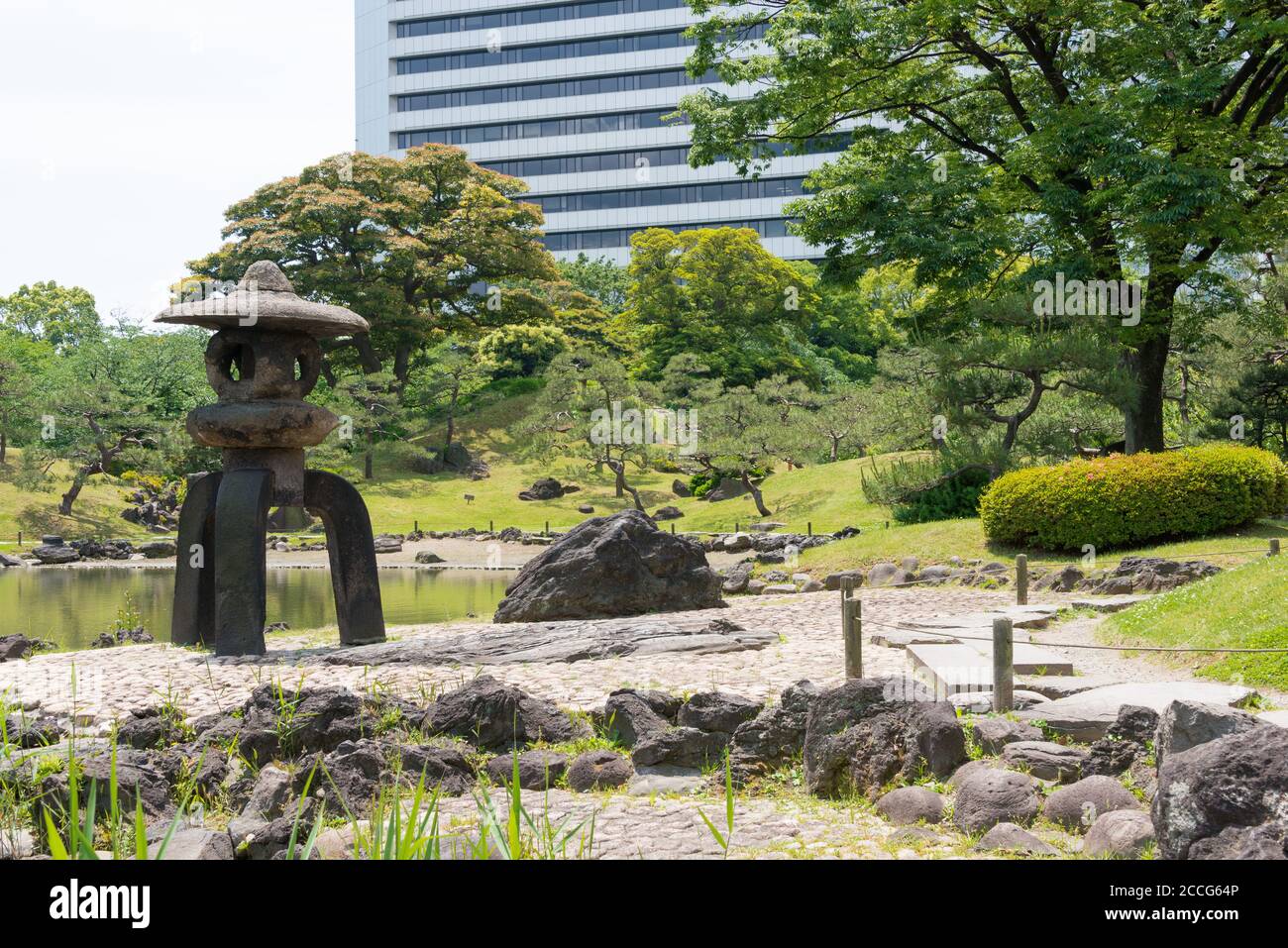 Tokio, Japan – Kyu Shiba Rikyu Garden in Tokio, Japan. Der Garten ist einer von zwei überlebenden Edo-Clangärten im modernen Tokio, Japan Stockfoto