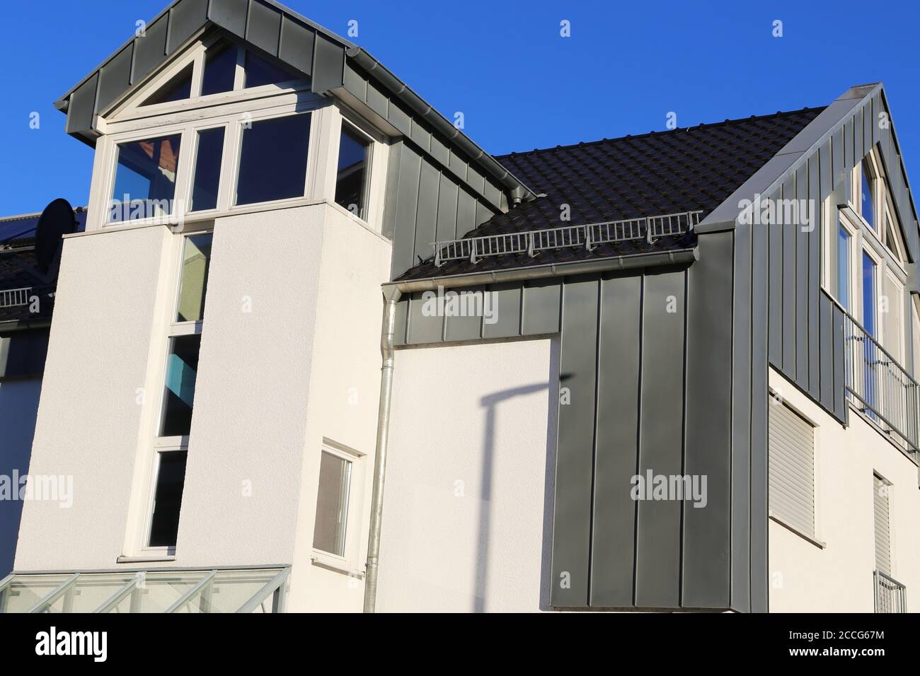 Wohnhaus mit moderner Stehfalzfassade Stockfoto