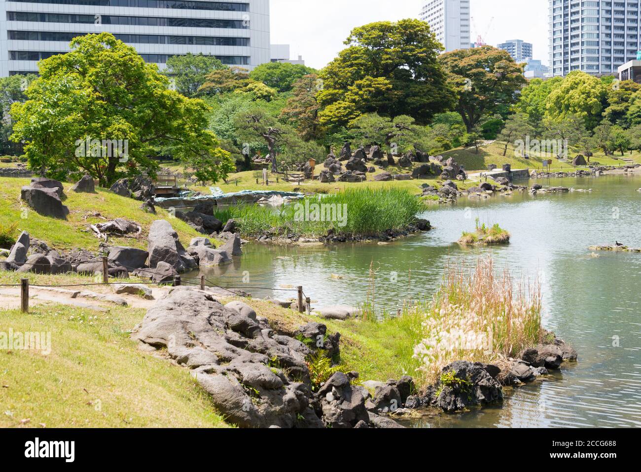 Tokio, Japan – Kyu Shiba Rikyu Garden in Tokio, Japan. Der Garten ist einer von zwei überlebenden Edo-Clangärten im modernen Tokio, Japan Stockfoto