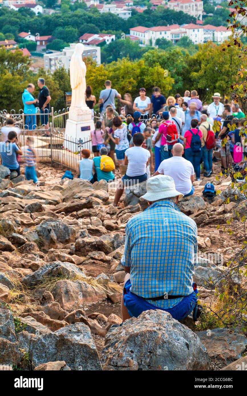 Pilger auf dem Erscheinungsberg, Podbrdo, Medjugorje, Gemeinde Citluk, Bosnien und Herzegowina, Stockfoto