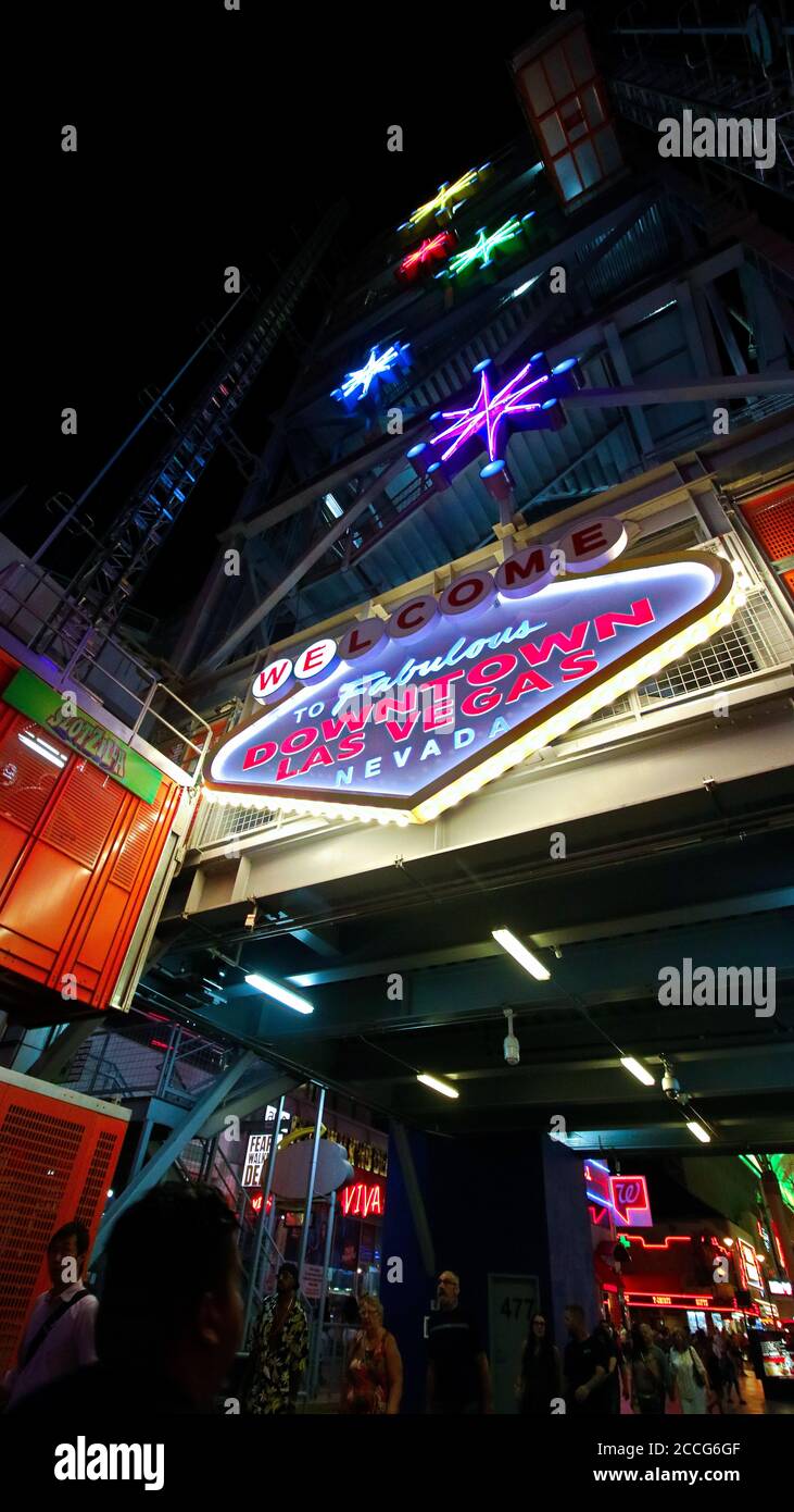 Blick auf die Fremont Street Experience in Las Vegas, helle Neonlichter. Die Fremont Street Experience ist eine Fußgängerzone und Attraktion in der Innenstadt von L Stockfoto