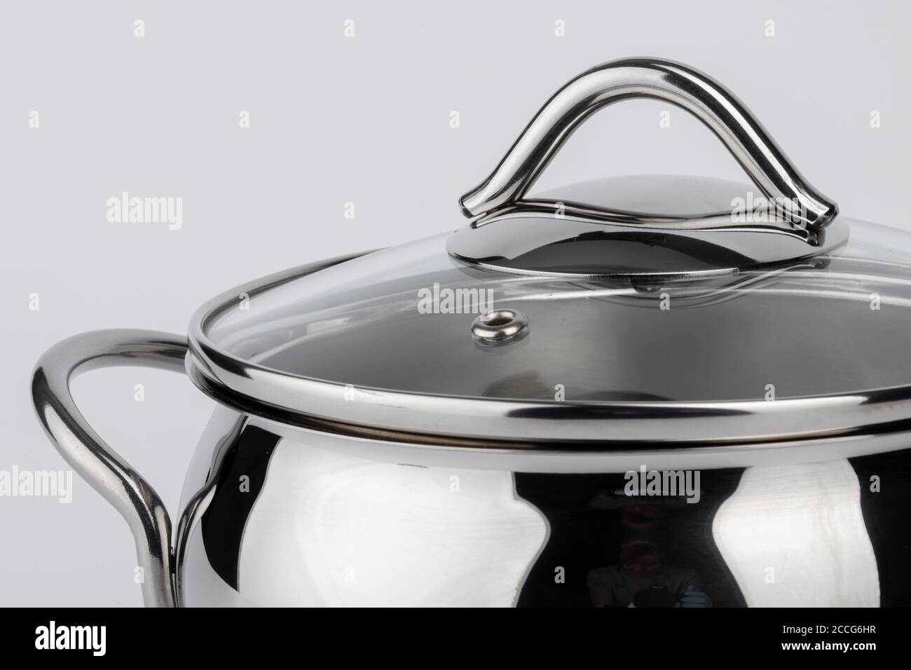 Neuer Kochtopf aus Metall isoliert auf Weiß Stockfoto