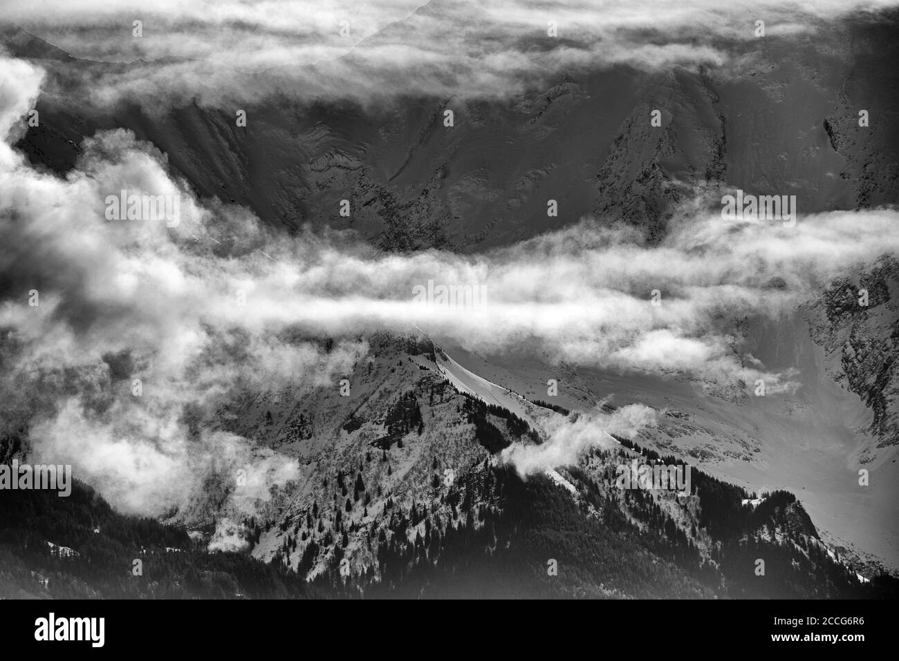 Frankreich, Haute-Savoie, Alpen, Mont-Blanc-Gebirgskette und Wolken Stockfoto