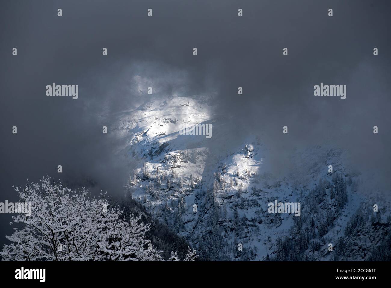 Frankreich, Haute-Savoie, Alpen, Mont-Blanc-Gebirgskette und Wolken Stockfoto