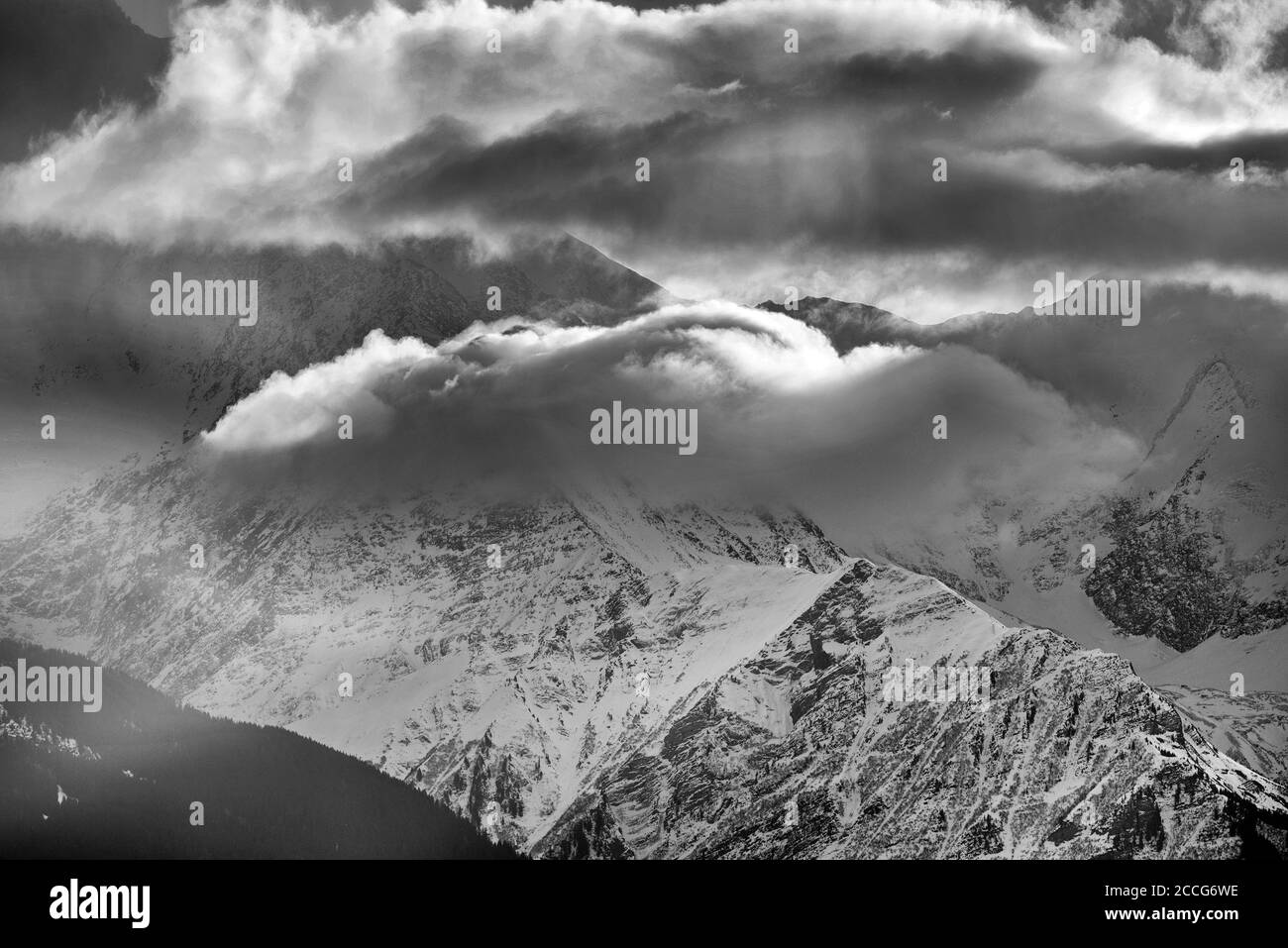 Frankreich, Haute-Savoie, Alpen, Mont-Blanc-Gebirgskette und Wolken Stockfoto