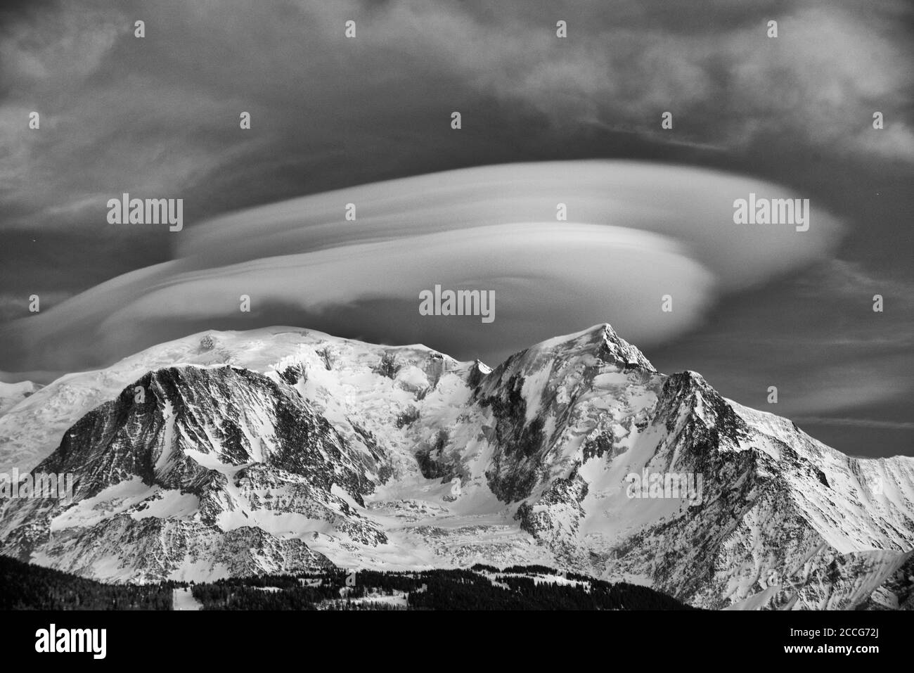Frankreich, Alpen, Haute Savoie, Mont Blanc (4807m) und Aiguille de Bionnassay (4052m) nach Sonnenuntergang mit Linsenwolke Stockfoto