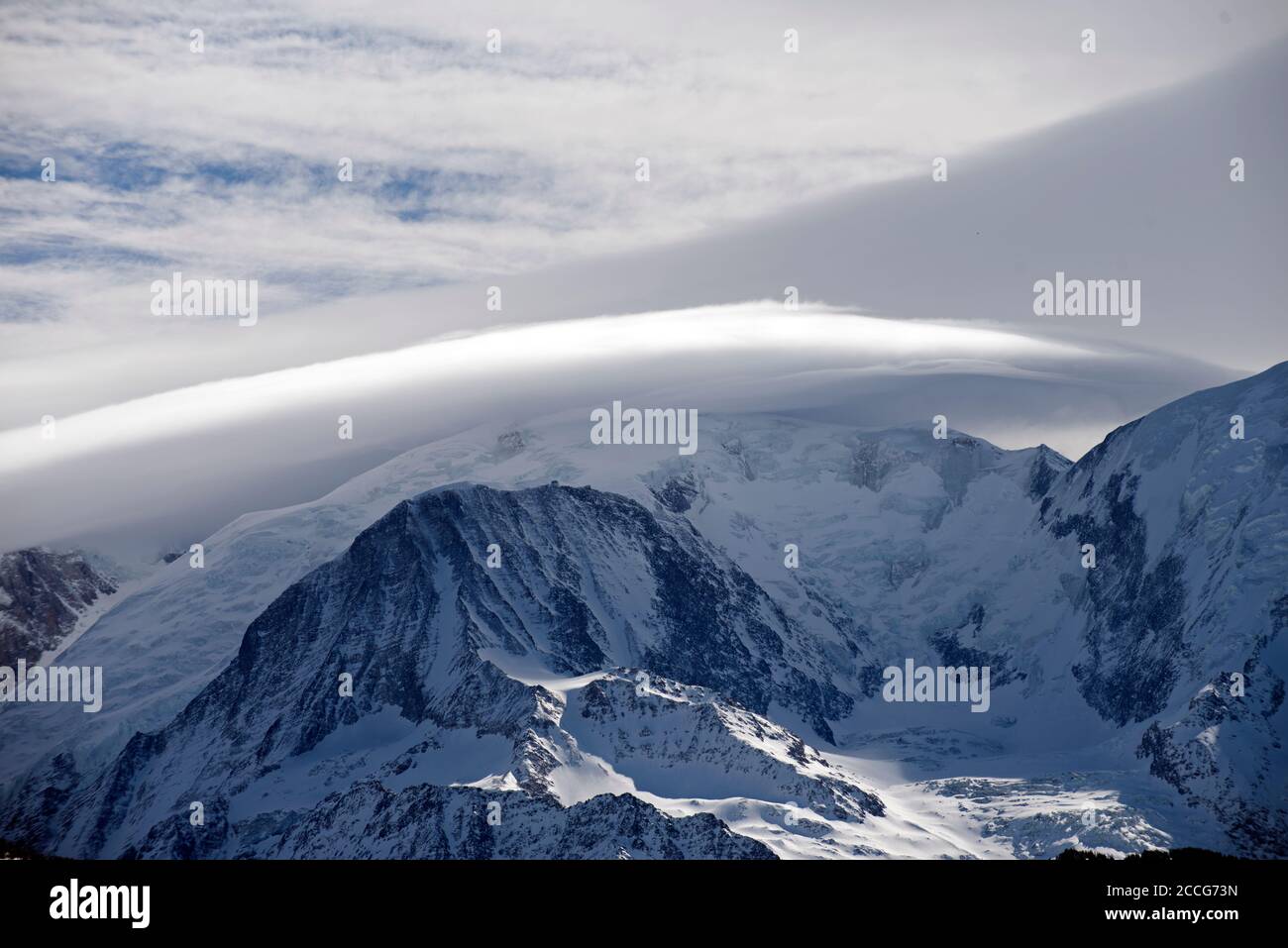 Frankreich, Haute Savoir (74), Alpen, Mont Blanc unter einer linsenförmigen Wolke, Dent du Gouter (3863m) und Schutzhütte Stockfoto