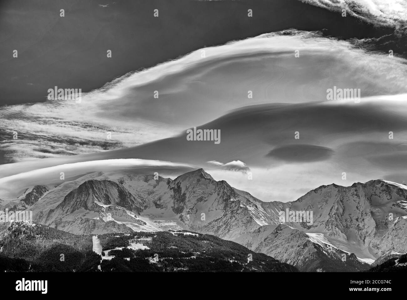 Frankreich, Haute Savoir (74), Alpen, Mont-Blanc-Gebirge mit linsenförmigen Wolken, Aiguille de Bionnassay (4052m) im Midden Stockfoto