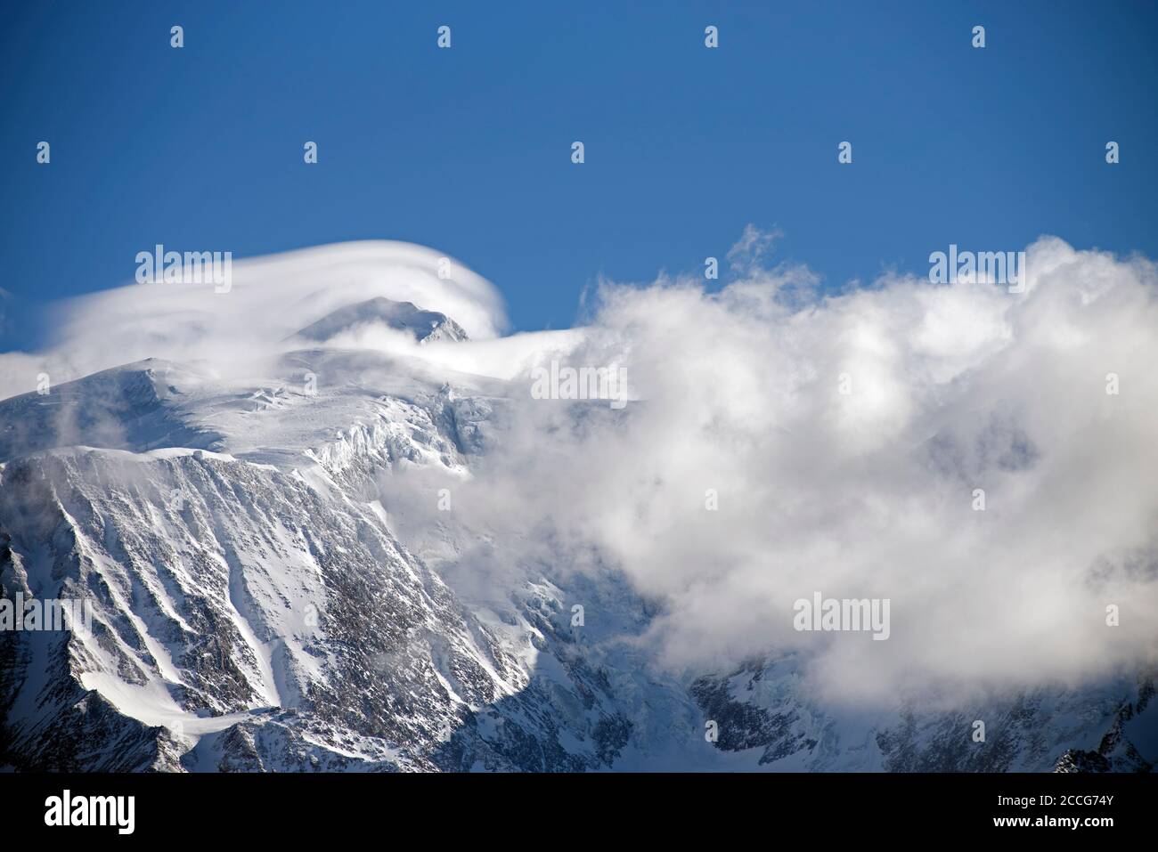 Frankreich, Haute Savoie, Alpen, Mont Blanc 4807m mit Wolken Stockfoto