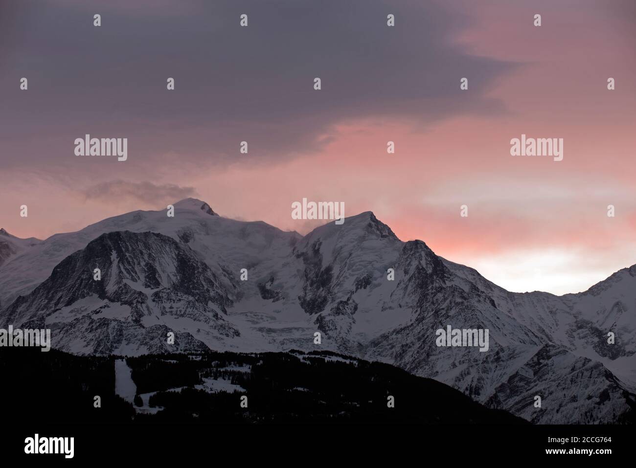 Frankreich, Haute-Savoie, Alpen, Mont Blanc 4807m (links), Aiguille de Bionnassay 4052m (rechts) bei Sonnenaufgang Stockfoto
