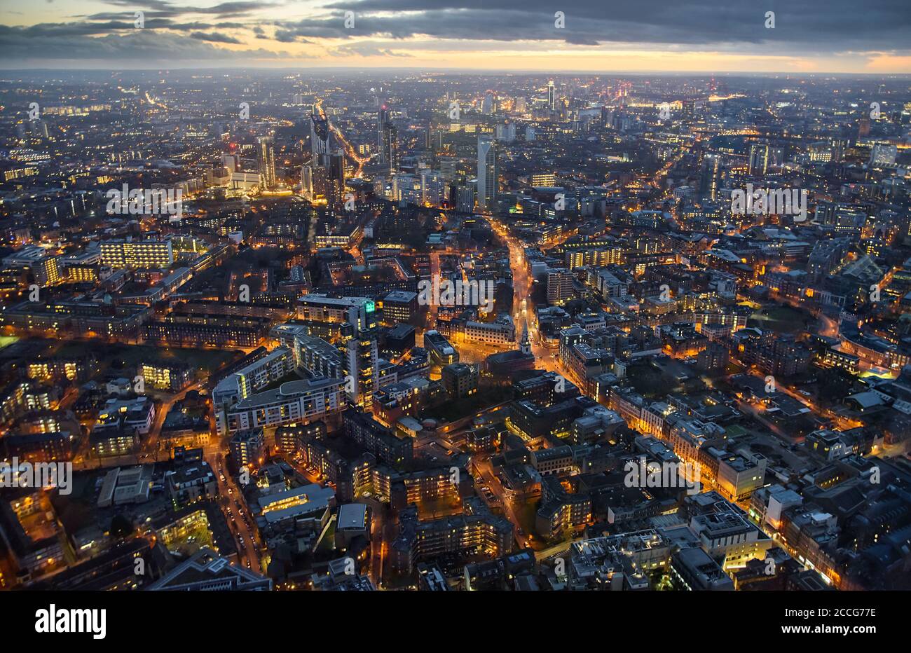 Arial Ansicht von London in der Dämmerung. Stockfoto